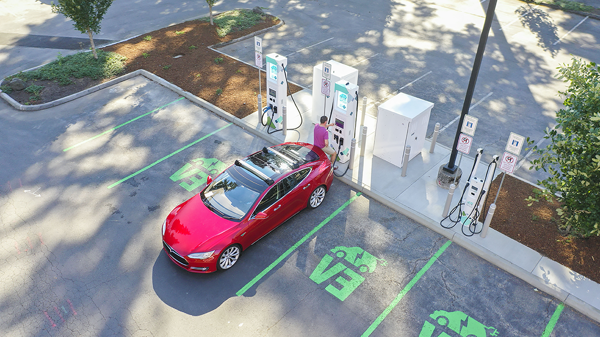 莱西市长安迪·莱德使用PSE Up & Go Electric’s first public charging station, opened September 2020 at the Hub at Lacey.